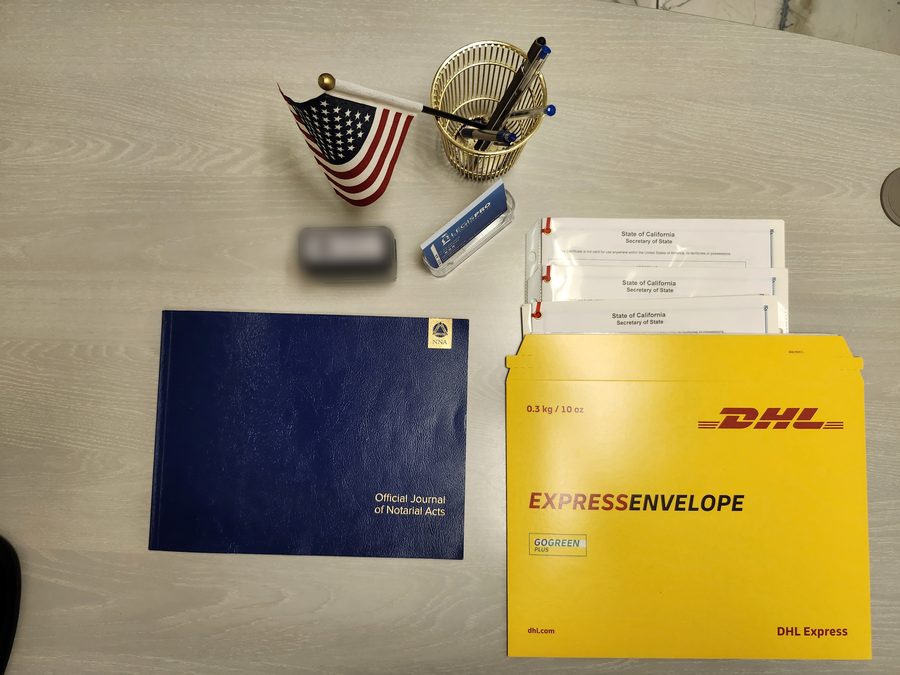 Апостили Калифорнии и конверт DHL для отправки документов