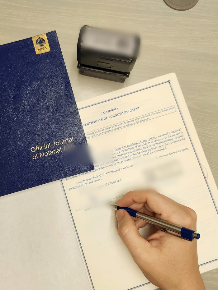 Нотариус подписывает удостоверительную надпись к документу